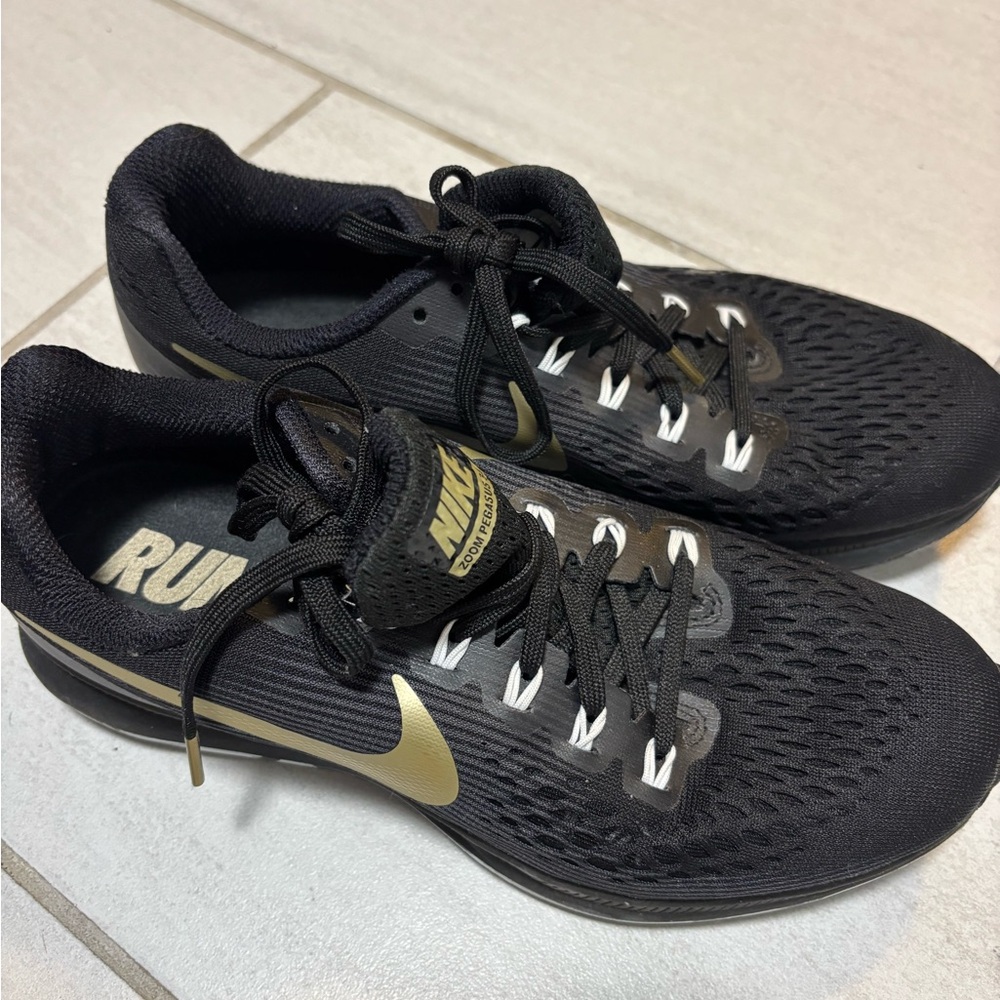 Nike Men's Black and Gold Athletic Shoes